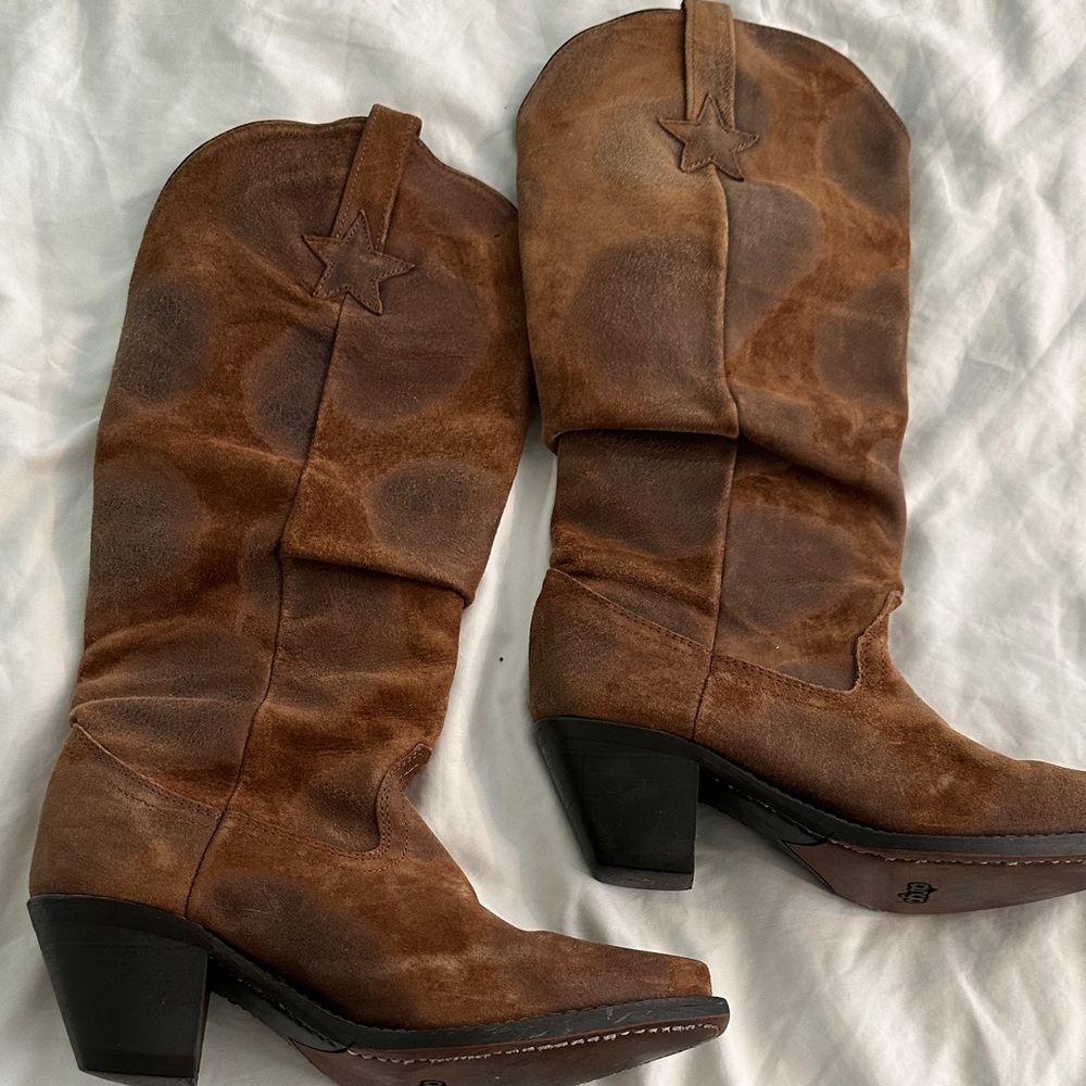 Dingo Distressed Brown Heeled Boots.   very little wear.  Distressed look!